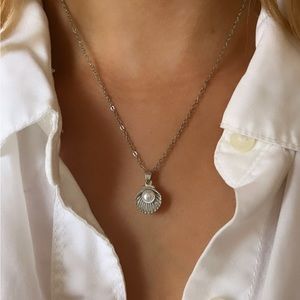 NWT silver seashell pearl necklace